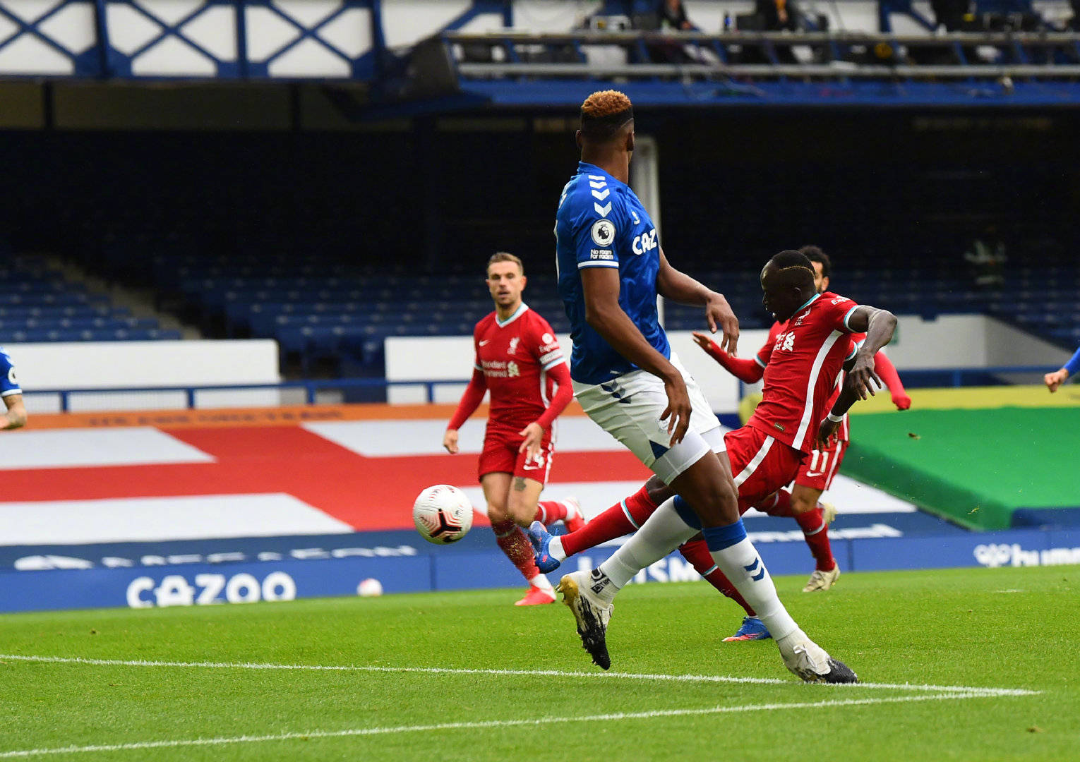 太阳报：在葡萄牙取得大胜后，迪亚斯与主持人女友庆祝到凌晨.